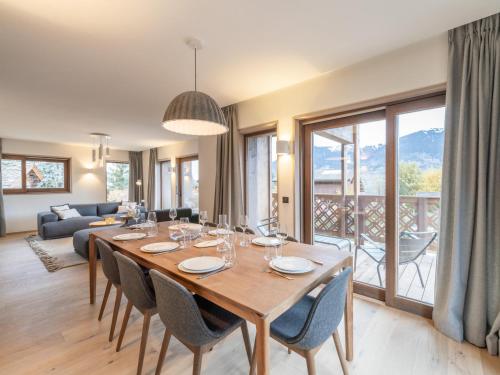 une salle à manger avec une grande table et des chaises en bois dans l'établissement Appartement moderne près du centre du village et des pistes, 6 pers, 3 chambres, parking inclus - FR-1-568-40, à Courchevel