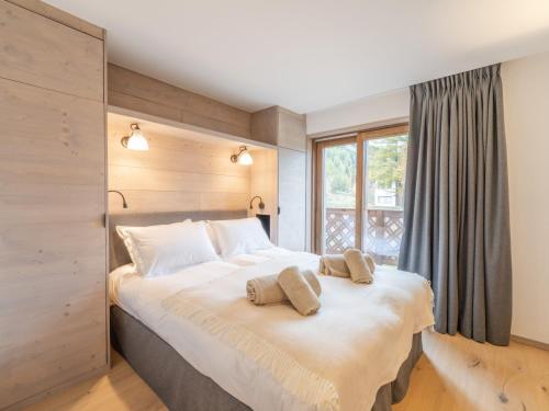 een slaapkamer met een groot bed met 2 kussens erop bij Appartement Courchevel, 4 pièces, 6 personnes - FR-1-568-40 in Courchevel
