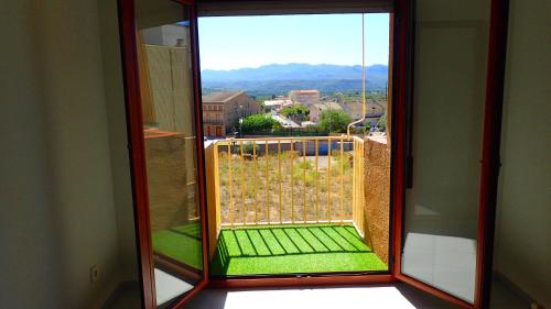 Cette chambre dispose d'une fenêtre offrant une vue sur la ville. dans l'établissement Ebro Escape Luxury Apartment, à Móra d'Ebre
