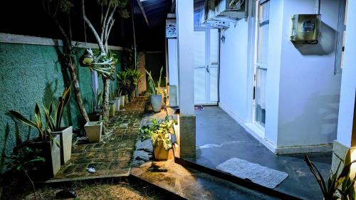Taman di luar Jennifer's Villa