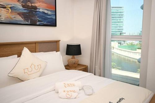 Postel nebo postele na pokoji v ubytování Luxurious 2BR Apartment - Modern Living in Al Raha, Near Yas Island