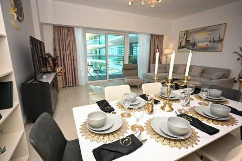 sala de estar con mesa y comedor en Mariana Luxurious 2BR Apartment, en Abu Dabi