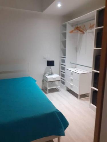 une chambre avec un lit, une commode et un bureau dans l'établissement F2 à Gagny, à Gagny