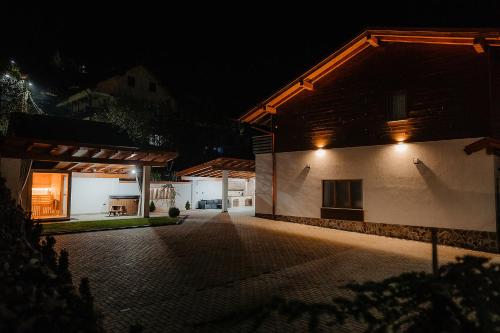 - une vue nocturne sur un bâtiment avec une cour dans l'établissement Casa Mecva, à Borşa