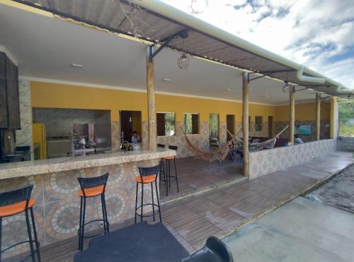 - un bar sur la terrasse d'une villa dans l'établissement Casa caju, à Santa Cruz Cabrália