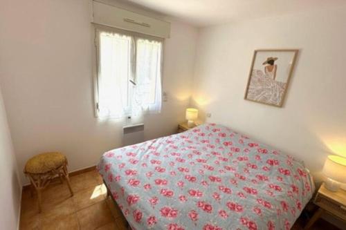 une chambre avec un lit et une fenêtre dans l'établissement Appartement A02 les Pins Bleus, à Sainte-Maxime