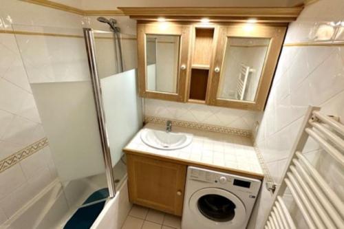 La petite salle de bains est pourvue d'un lavabo et d'un lave-linge. dans l'établissement Appartement A02 les Pins Bleus, à Sainte-Maxime