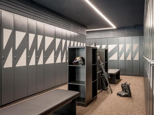 a dressing room with a bench and a table at Regina Hotelsuites in Sölden