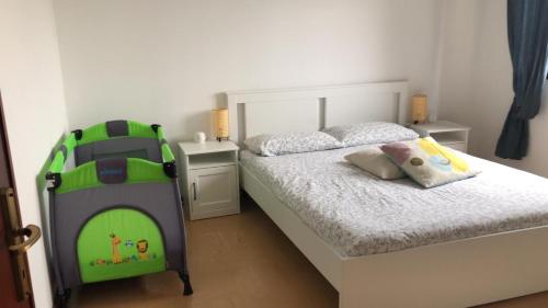 ein kleines Schlafzimmer mit einem Bett und einer Spielzeugmaschine in der Unterkunft Panorama in Mailand