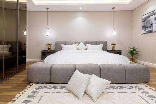 um quarto com uma cama grande e um sofá em شقة فندقية في تليد كمباوند بدخول ذكي em Riyadh
