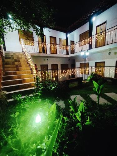 a building at night with a light in the yard at Pouso Casa da Vovó in Tiradentes