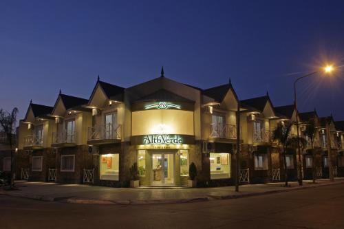 a building with an all allegro sign on the side of a street at Alto Verde Suite & Apart in Termas de Río Hondo