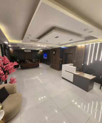 a large room with a lobby with a reception desk at رويال جروب للشقق الفندقية in Irbid