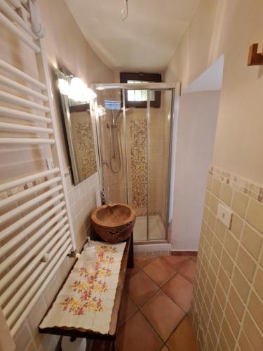 ein Bad mit einer Dusche und einer Holzbank in der Unterkunft La Fantesca in Pettorano sul Gizio