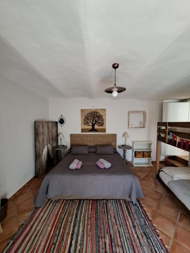 ein Schlafzimmer mit einem großen Bett mit einem Teppich in der Unterkunft La Fantesca in Pettorano sul Gizio