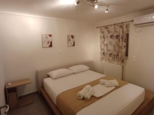 1 dormitorio con 2 camas y toallas. en Sea Soul, en Artemida