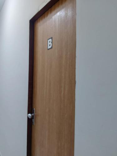 a door with a letter b on it at Mini suíte Atitude no centro de Maragogi in Maragogi