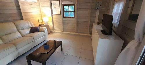 ein Wohnzimmer mit einem Sofa und einem Couchtisch in der Unterkunft Le Chalet Tropical in Le François