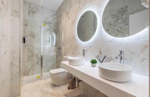 a bathroom with two sinks and a shower at Lujo exclusividad espacioso Madrid centro in Madrid