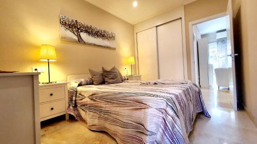 - une chambre avec un lit, une commode et une fenêtre dans l'établissement Apartamento EL PATIO, à Fuengirola