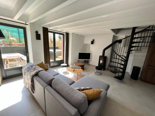 un salon avec un canapé et une table dans l'établissement Délicieuse escapade, à Saint-Coulomb