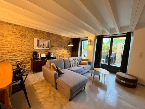 un salon avec un canapé et une table dans l'établissement Délicieuse escapade, à Saint-Coulomb