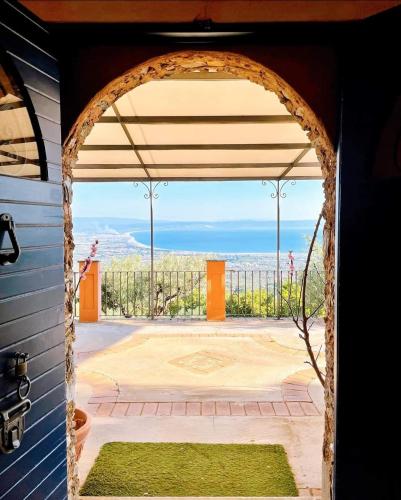an archway leading to a patio with a view of the ocean at Due Esperienza Panoramica in Lamezia Terme