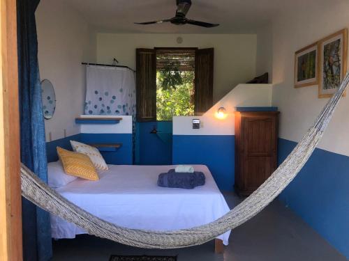 a bedroom with a hammock bed in a room at Posada Arigalan in Mazunte