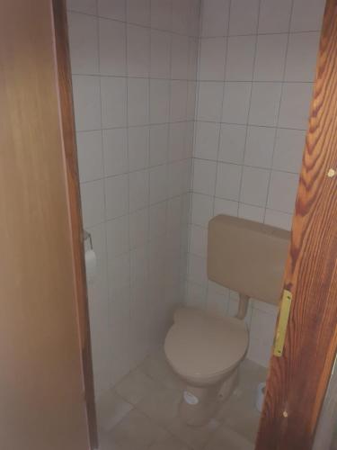 a small bathroom with a white toilet in it at Ferienhof Rügen in Maltzien