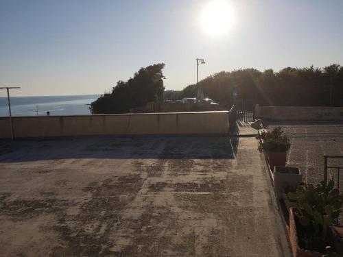 un parcheggio vuoto con l'oceano sullo sfondo di Villino dei Dori, Marinella di Selinunte a Marinella di Selinunte