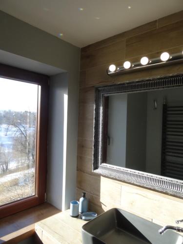 La salle de bains est pourvue d'un lavabo et d'un grand miroir. dans l'établissement Witaj, à Bukowina Tatrzańska