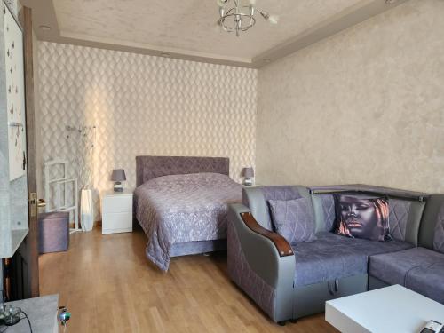 sala de estar con sofá y cama en Apartment at Abovyan Street, en Ereván