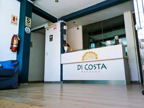 ピウラにあるDi Costa Hotelの壁にドクターコスタンザの看板が貼られた建物