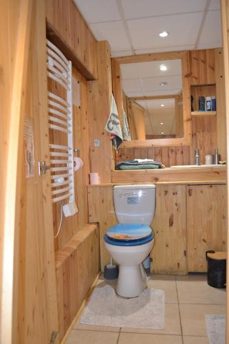 La salle de bains en bois est pourvue de toilettes et d'un lavabo. dans l'établissement Studio 50 M2 15MN de Paris, à Villeneuve-le-Roi
