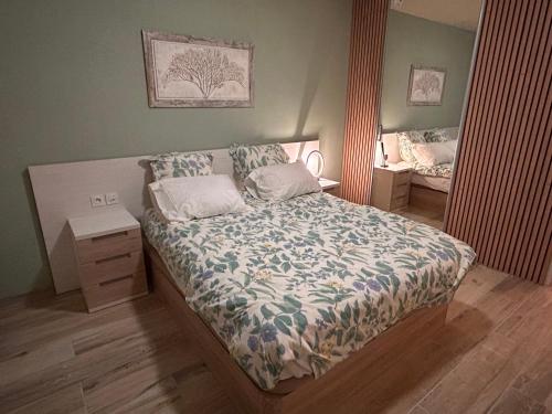 une chambre avec un lit et un miroir dans l'établissement Appartement T2 proche d'Airbus et centre ville de Toulouse, à Colomiers