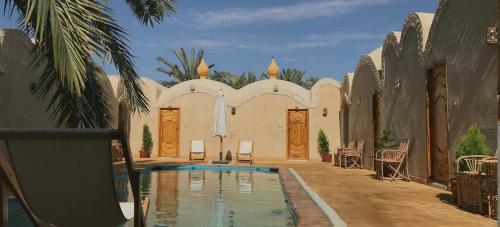 een binnenplaats met een zwembad in een gebouw bij Best One - بيست ون in Siwa