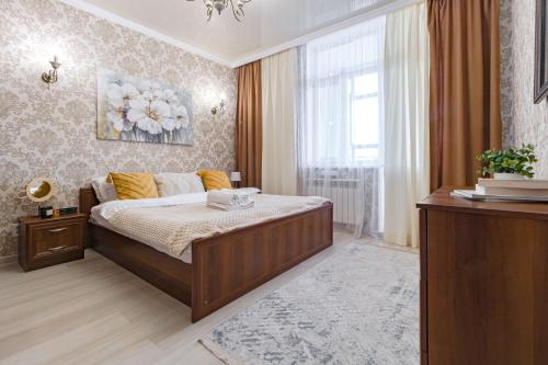 - une chambre avec un lit et une grande fenêtre dans l'établissement Квартира в ЖК Promenade Expo Block D, à Astana