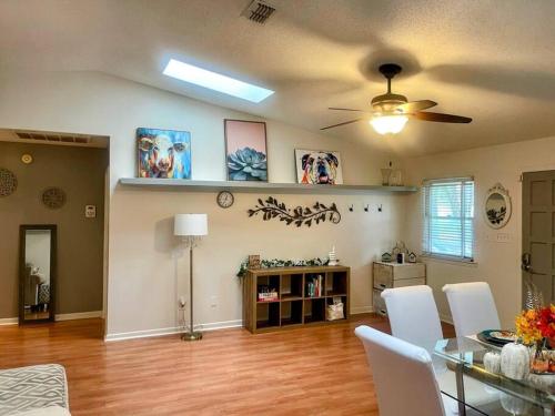 - un salon avec une table à manger et un ventilateur de plafond dans l'établissement Town & Country-4BR/3BA, 1.5 acres, 20 min FSU/FAMU, à Tallahassee