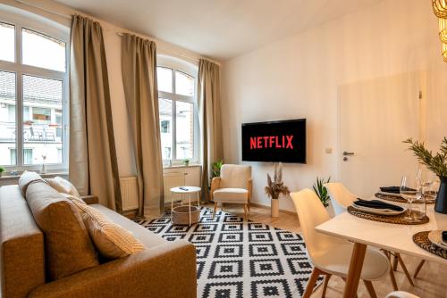 a living room with a couch and a table at maremar - Ideal für Familien - Boxspringbett - Zentral - vollausgestattete Küche - Waschtrockner - Spielecke in Gera
