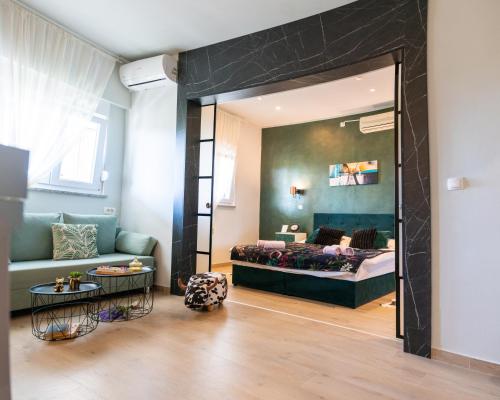 - un salon avec un lit et un miroir dans l'établissement M Inn - Seaview with sunny terrace, à Kastav