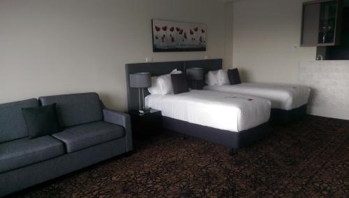 Postel nebo postele na pokoji v ubytování Calamvale Hotel Suites and Conference Centre