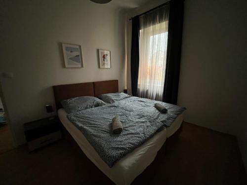 - une chambre avec un lit avec deux animaux rembourrés dans l'établissement Apartmán Raisova 1180, à Karlovy Vary