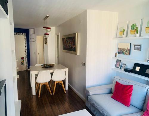 Viernes Home في تورّوكس كوستا: غرفة معيشة صغيرة مع أريكة وطاولة