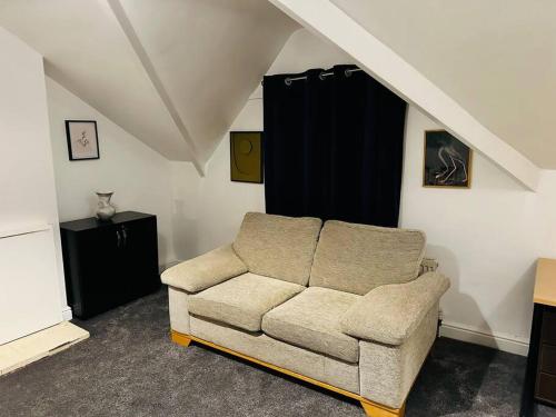 a living room with a couch in the corner at 1 Luxe Exec Bedroom Apt Derby in Derby