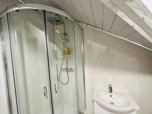 a bathroom with a shower and a sink at 1 Luxe Exec Bedroom Apt Derby in Derby