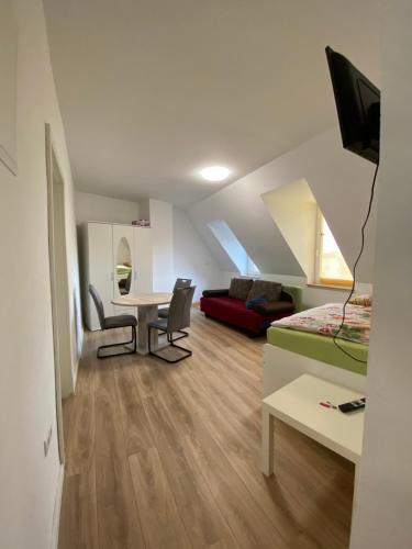 una pequeña sala de estar con mesa y sofá en Annie´s Appartements, en Mannheim