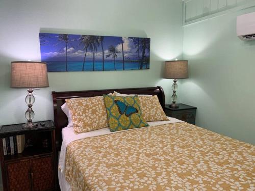 - une chambre avec un lit et 2 lampes dans l'établissement Seaside Cottage, à Clearwater Beach