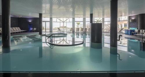 une grande piscine avec une piscine dans l'établissement Royan vue mer, à Royan