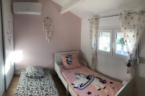 a bedroom with two beds and a window at Le Corail - Superbe Duplex 3 chambres 6 personnes in Le Grau-du-Roi