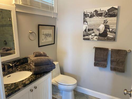 La salle de bains est pourvue de toilettes et d'un lavabo. dans l'établissement Perkins Cove Oceanfront Condo, à Ogunquit